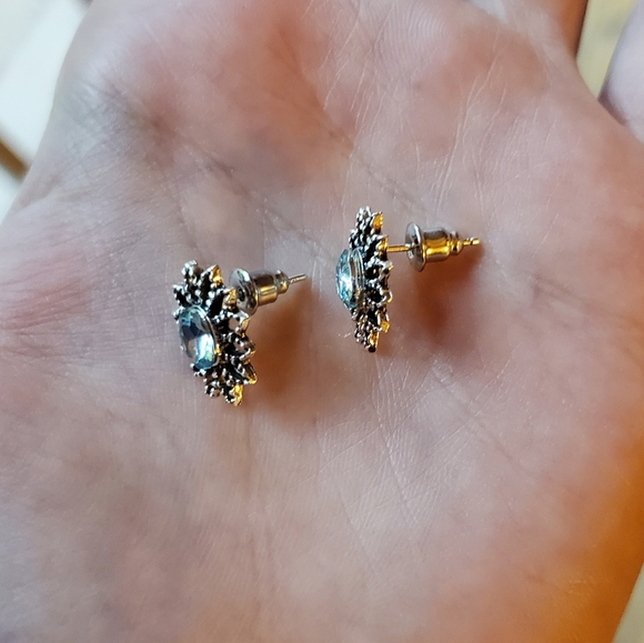 NWOT Baby Blue Flower Stud Earrings - Picture 5 of 5